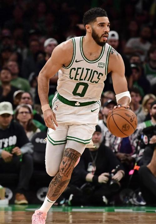 关于塔图姆重返赛场,重要助攻首场状态出色,公牛观众沸腾!全场沸腾不已的信息 关于塔图姆重返赛场,重要助攻首场状态出色,公牛观众沸腾!全场沸腾不已的信息